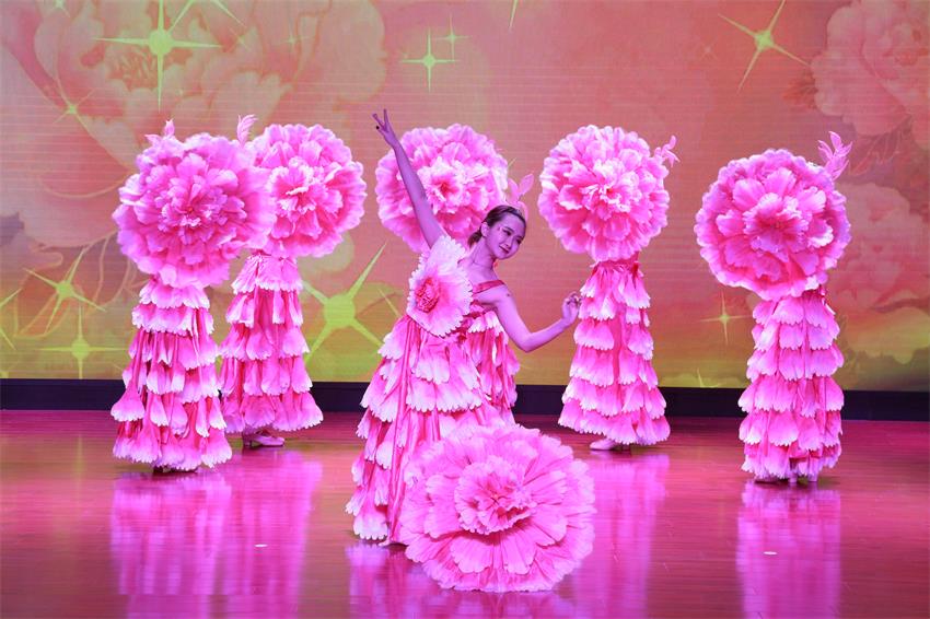 乐动手机网页版登录入口2019年度工作动员大会---舞蹈《花开树恩》
