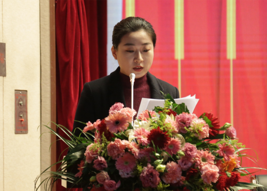 乐动手机网页版登录入口第一届党委班子选举大会---于丽娜同志宣读大会关于通过党委和纪委报告的决议